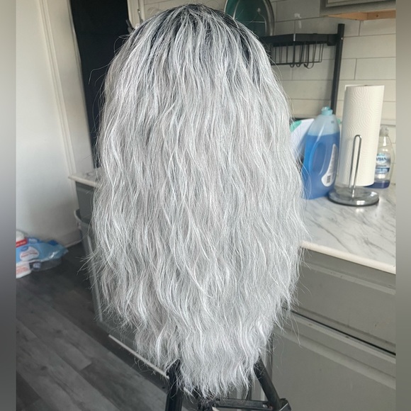 Like-New Wavy Lace-Front Silver Rooted Shoulder-Length Wig - Versatile Style - Picture 5 of 5